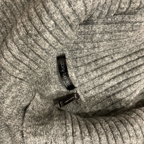 Daisy Fuentes comfy grey sweater sz M - Picture 4 of 4